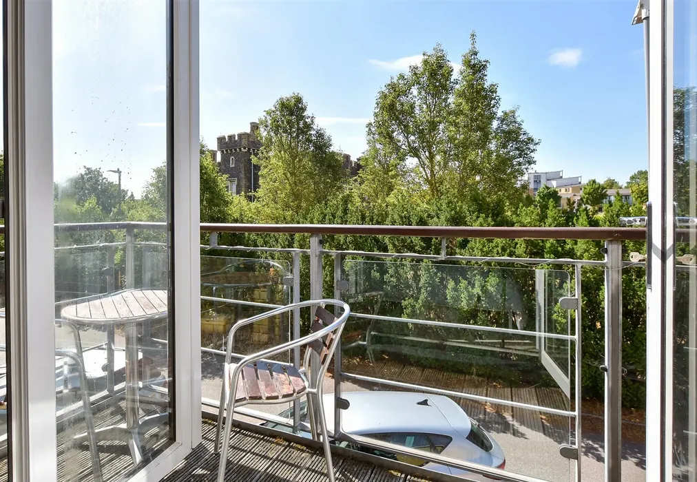 Balcony - Park Lane, Greenhithe, Kent - Wards of Kent