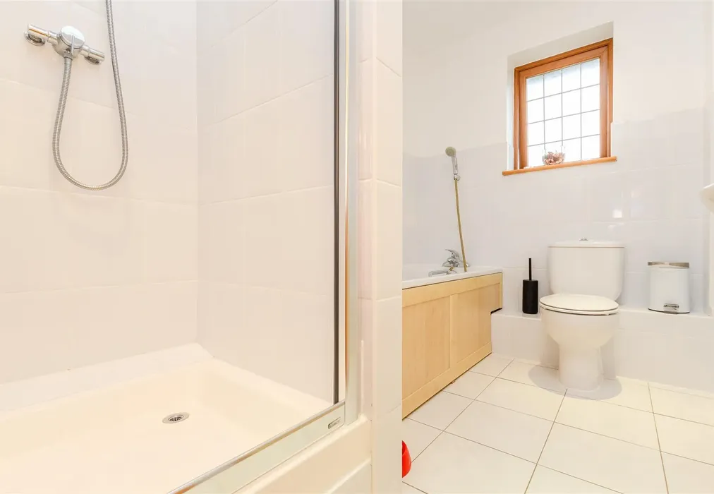Bathroom - Hever Avenue, West Kingsdown, Sevenoaks, Kent - Wards of Kent