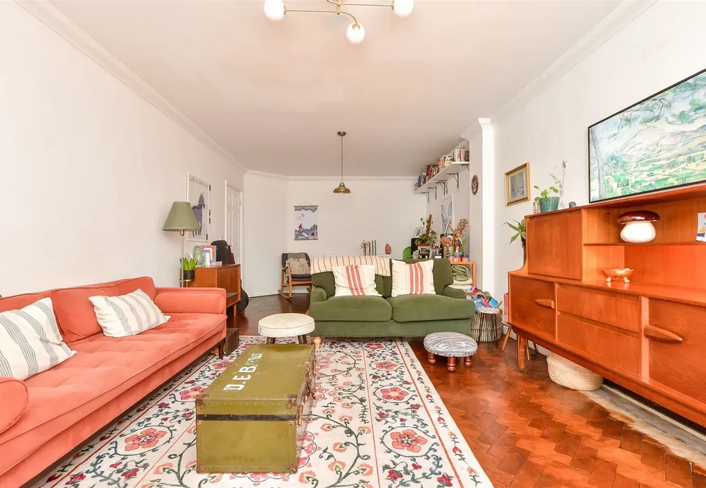 Lounge/Diner - Eastern Esplanade, Cliftonville, Margate, Kent - Wards of Kent