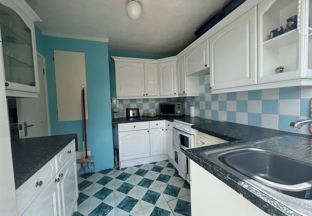 Kitchen - Binness Way, Portsmouth, Hampshire - Wards of Kent