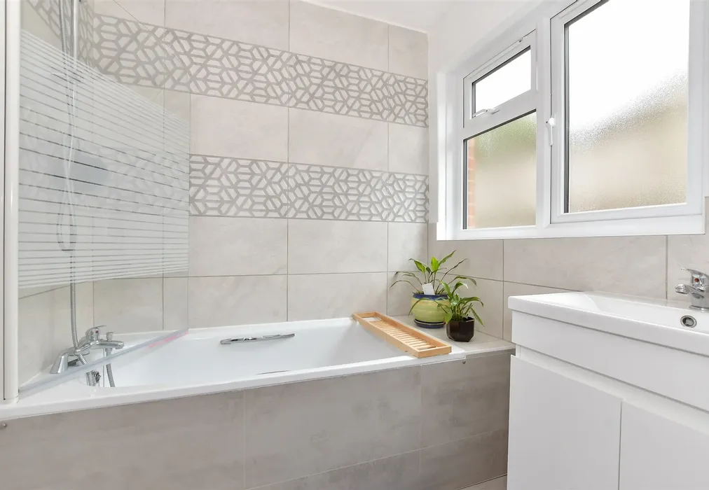 Bathroom - Ampthill Road, Ryde, Isle of Wight - Wards of Kent