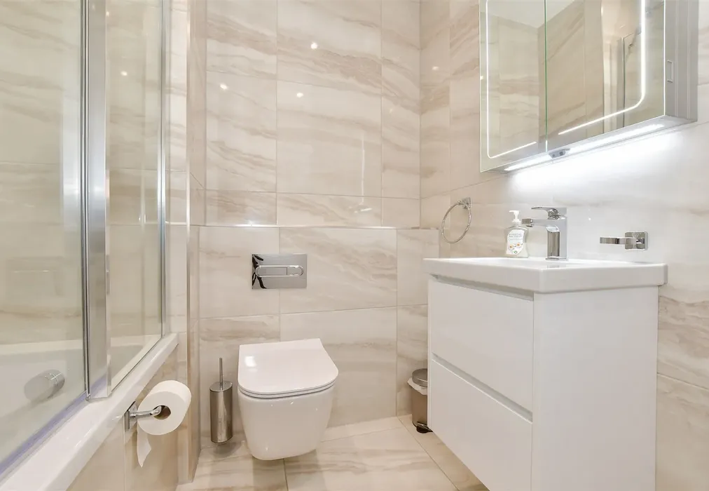 Bathroom - Beach Drive, Ramsgate, Kent - Wards of Kent