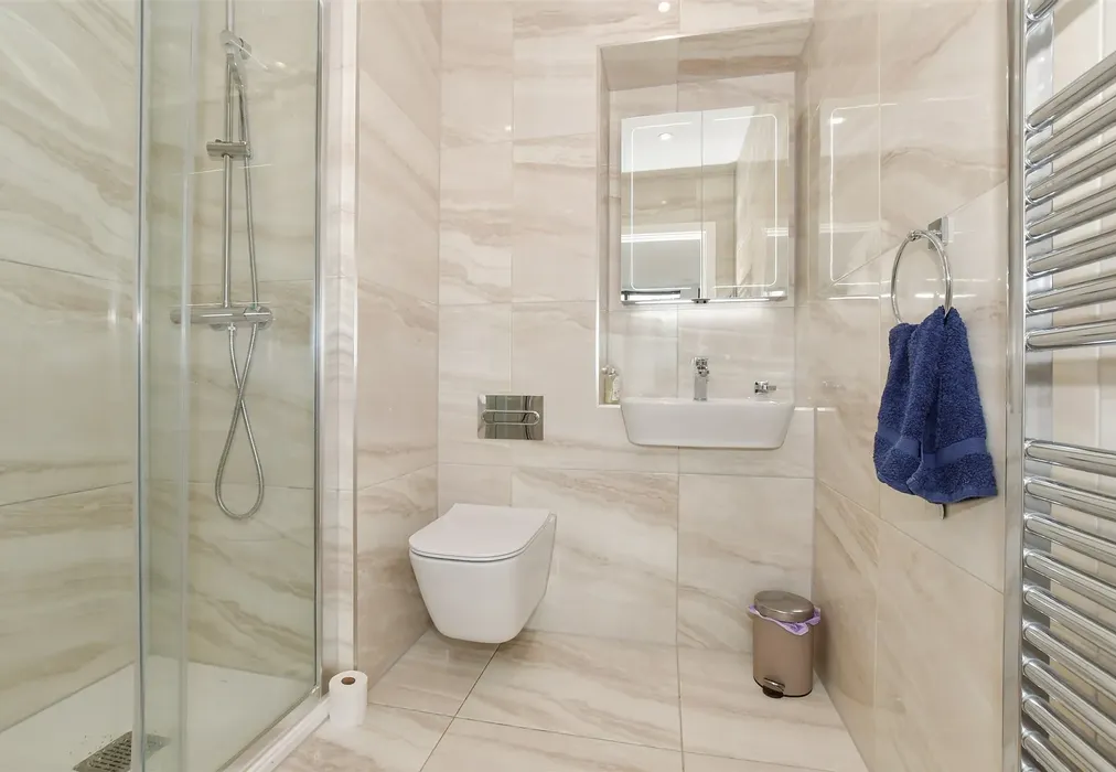 En-Suite Shower Room - Beach Drive, Ramsgate, Kent - Wards of Kent