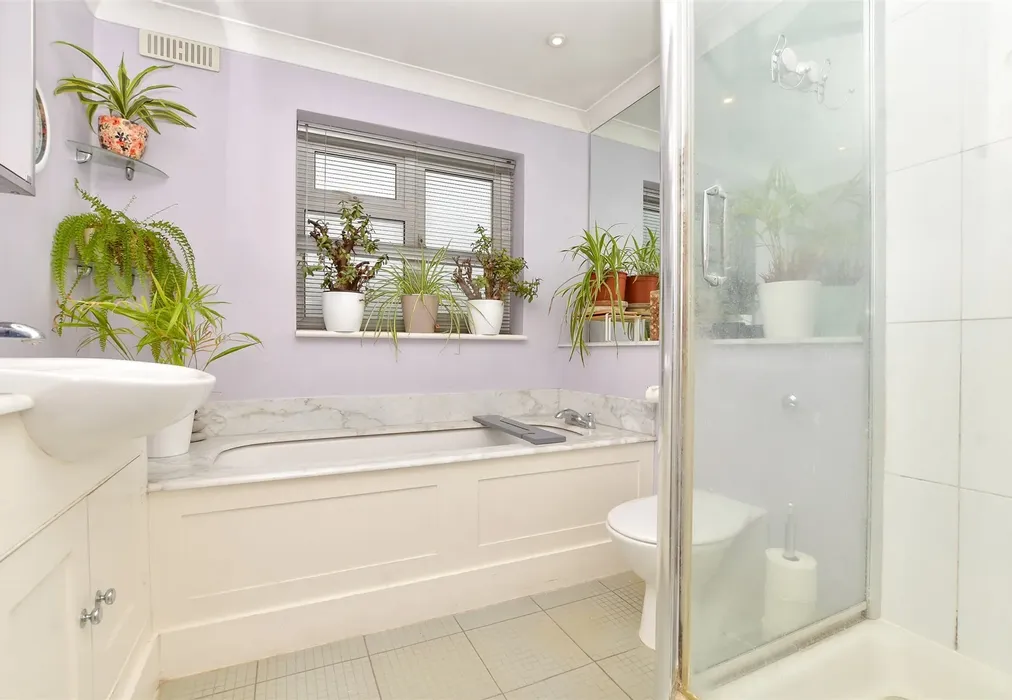Bathroom - Carshalton Grove, Sutton, Surrey - Wards of Kent