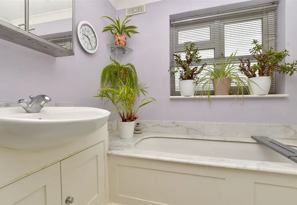 Bathroom - Carshalton Grove, Sutton, Surrey - Wards of Kent
