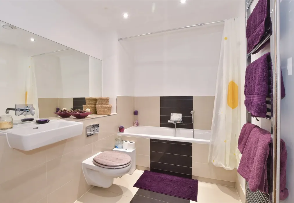 Bathroom - Olympia Way, Whitstable, Kent - Wards of Kent
