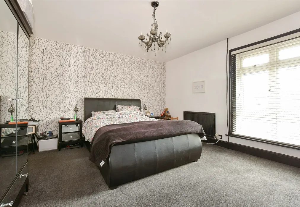 Bedroom 1 - Upper Highland Road, Ryde, Isle of Wight - Wards of Kent