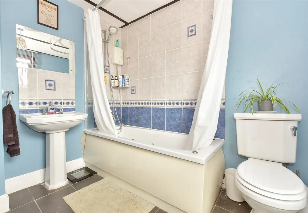 Bathroom - Upper Highland Road, Ryde, Isle of Wight - Wards of Kent