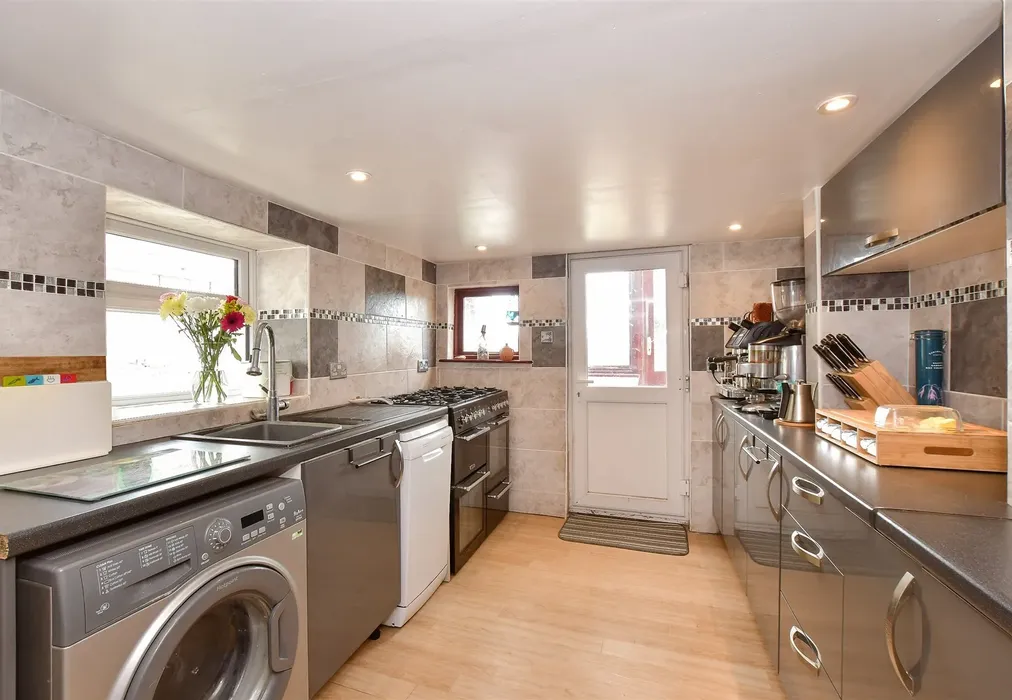 Kitchen - Upper Highland Road, Ryde, Isle of Wight - Wards of Kent