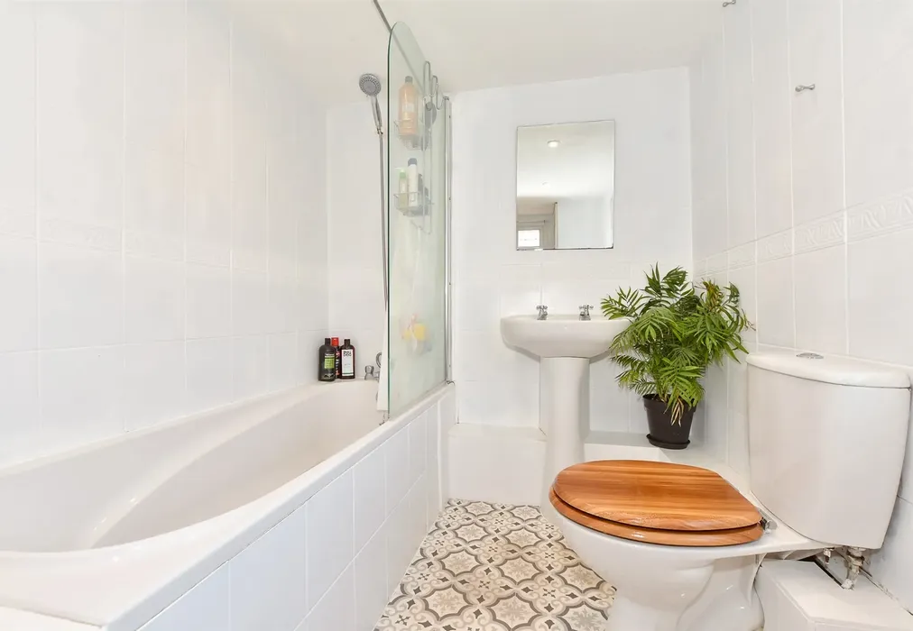 Bathroom - St. John's Church Road, Folkestone, Kent - Wards of Kent