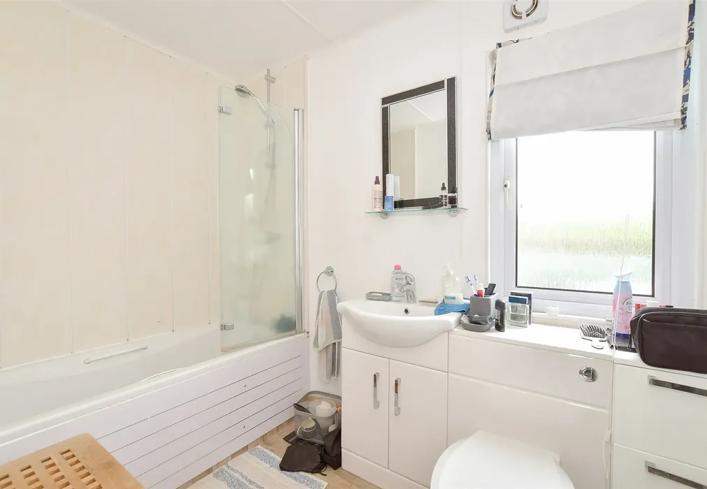 Bathroom - Shripney Road, Bognor Regis, West Sussex - Wards of Kent