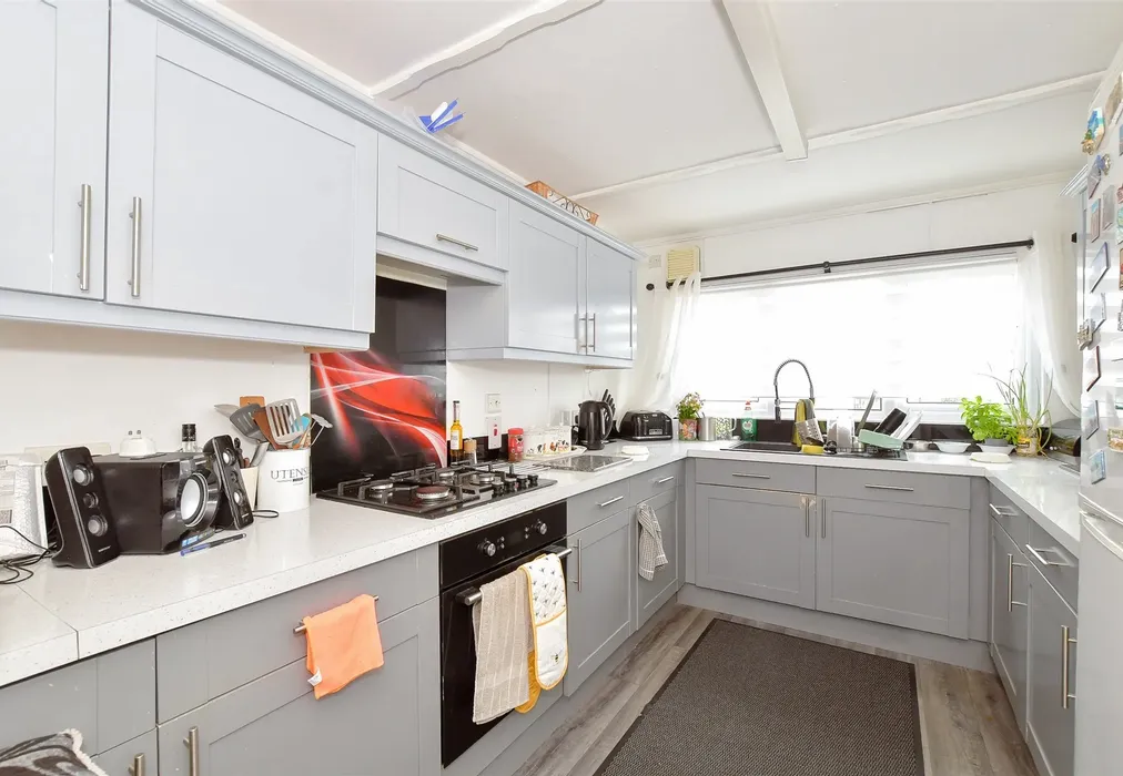 Kitchen - Shripney Road, Bognor Regis, West Sussex - Wards of Kent
