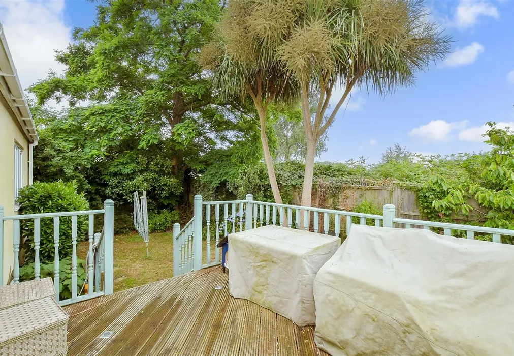 Side Garden - Shripney Road, Bognor Regis, West Sussex - Wards of Kent