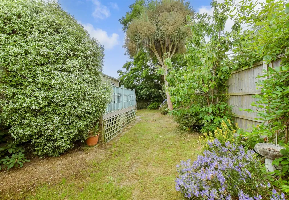 Side Garden - Shripney Road, Bognor Regis, West Sussex - Wards of Kent
