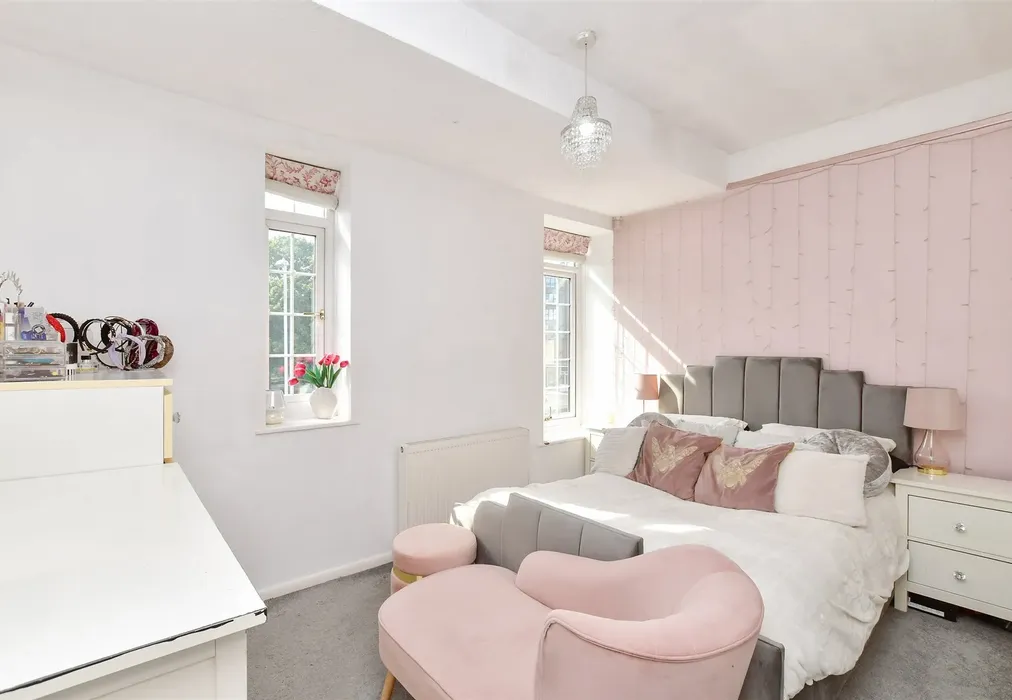 Bedroom 1 - The Boulevard, Goring-By-Sea, Worthing, West Sussex - Wards of Kent