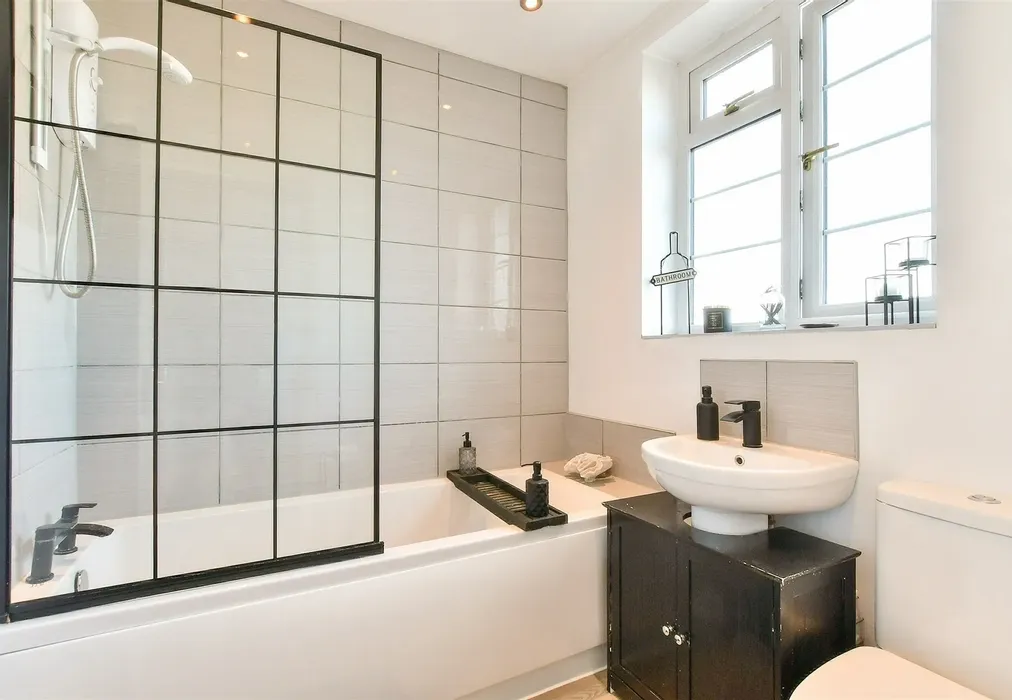 Bathroom - The Boulevard, Goring-By-Sea, Worthing, West Sussex - Wards of Kent