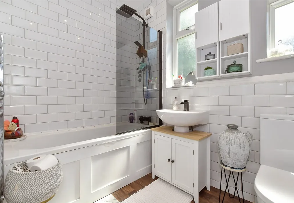 Bathroom - Compton Avenue, Gidea Park, Essex - Wards of Kent