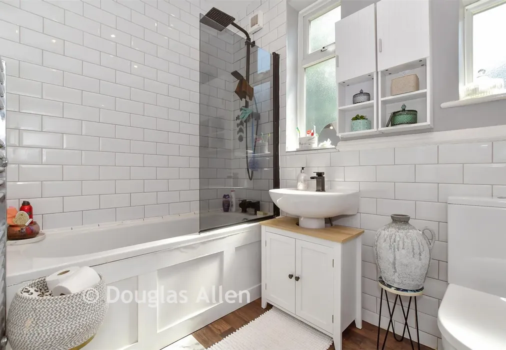 Bathroom - Compton Avenue, Gidea Park, Essex - Wards of Kent