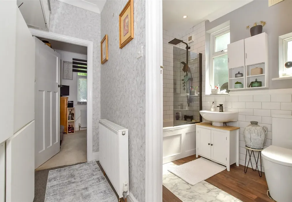 Hallway - Compton Avenue, Gidea Park, Essex - Wards of Kent