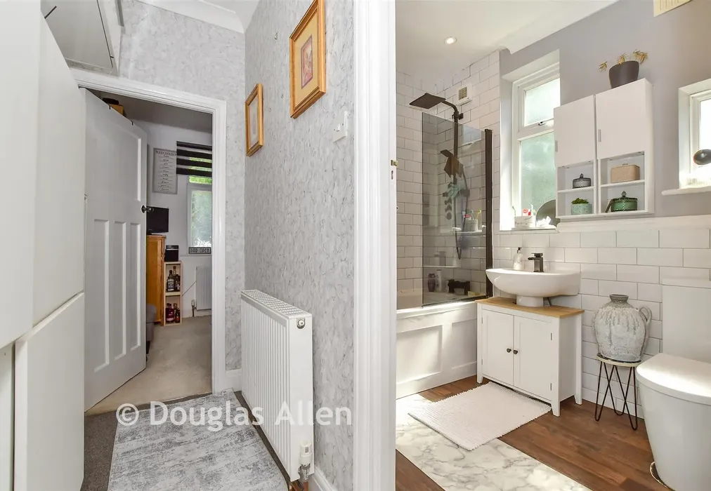 Hallway - Compton Avenue, Gidea Park, Essex - Wards of Kent