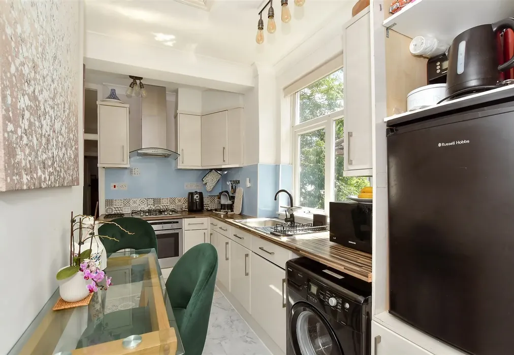 Kitchen - Compton Avenue, Gidea Park, Essex - Wards of Kent