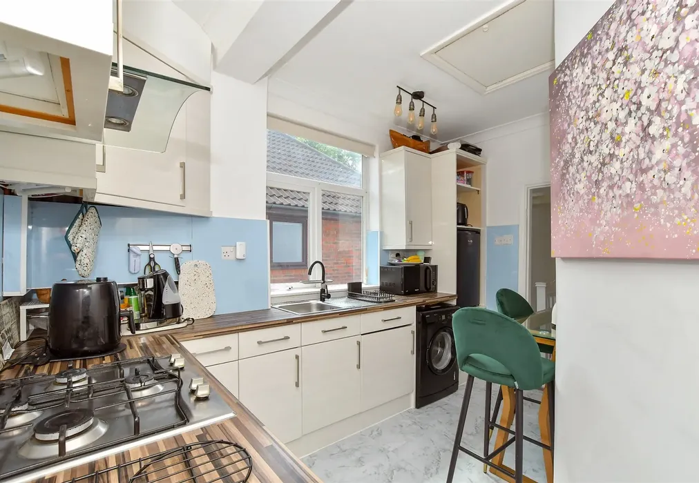 Kitchen - Compton Avenue, Gidea Park, Essex - Wards of Kent