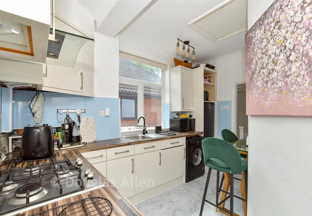 Kitchen - Compton Avenue, Gidea Park, Essex - Wards of Kent