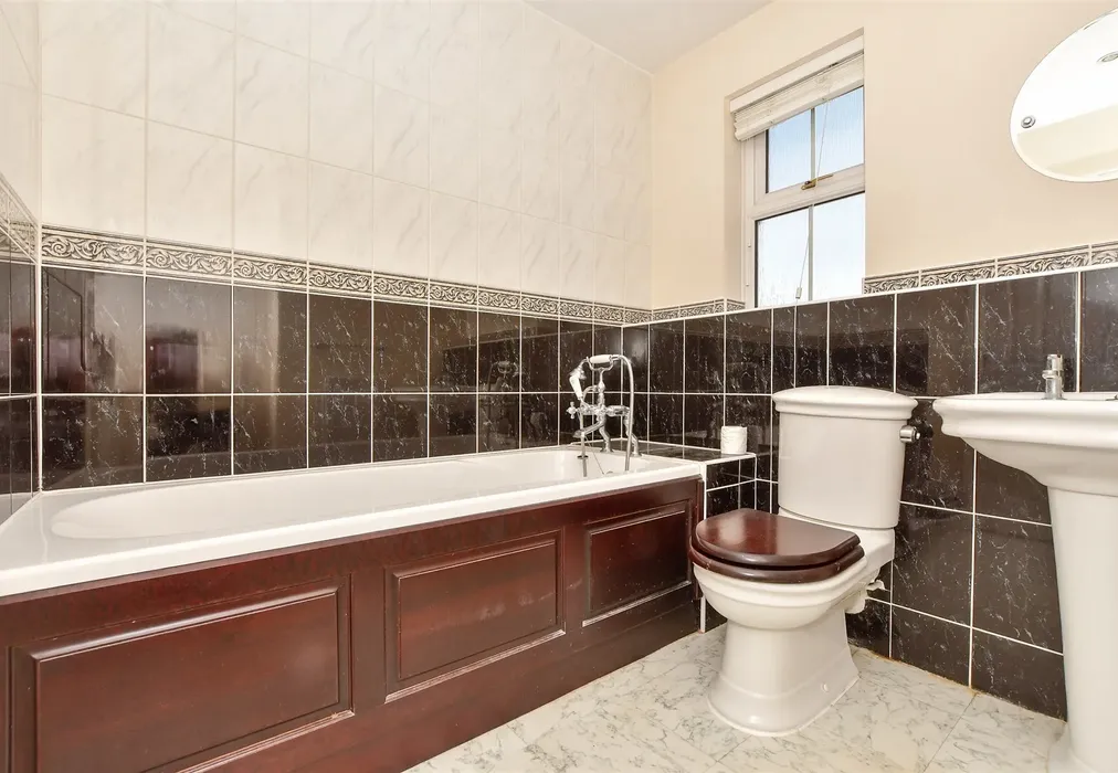 Jack And Jill Bathroom - Braeburn Way, Kings Hill, West Malling, Kent - Wards of Kent