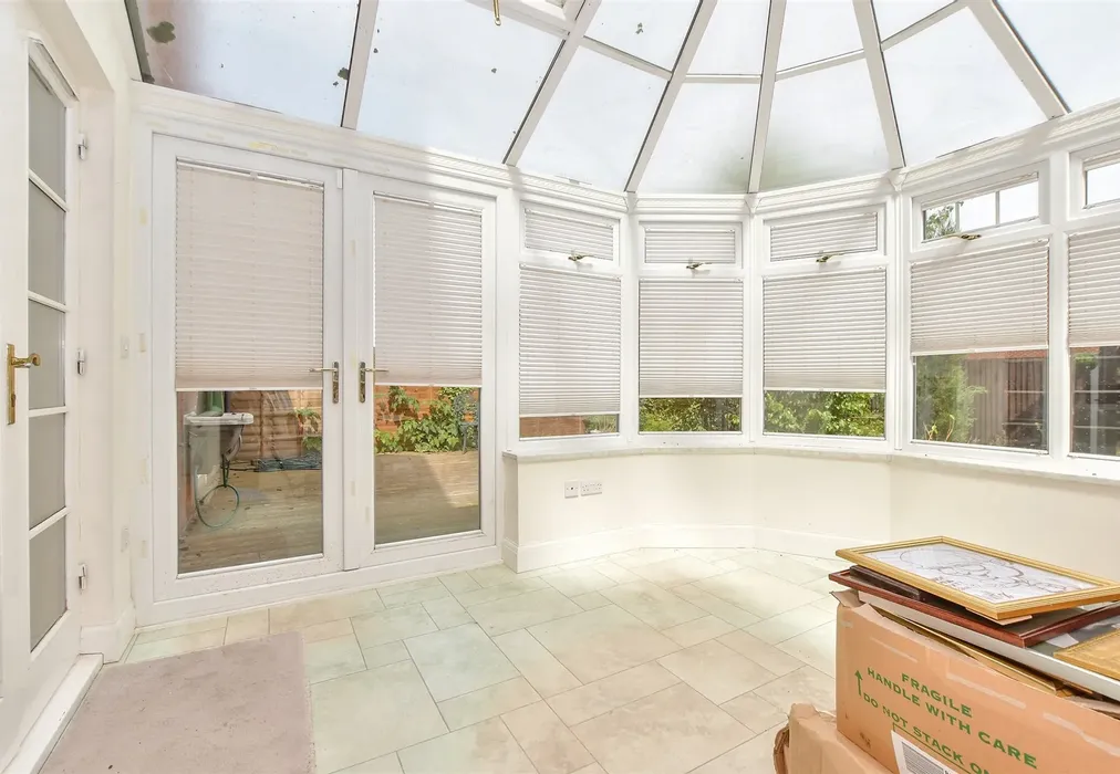 Conservatory - Braeburn Way, Kings Hill, West Malling, Kent - Wards of Kent