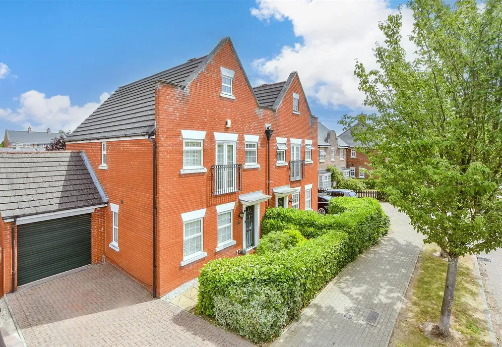 External (Brochure) - Braeburn Way, Kings Hill, West Malling, Kent - Wards of Kent