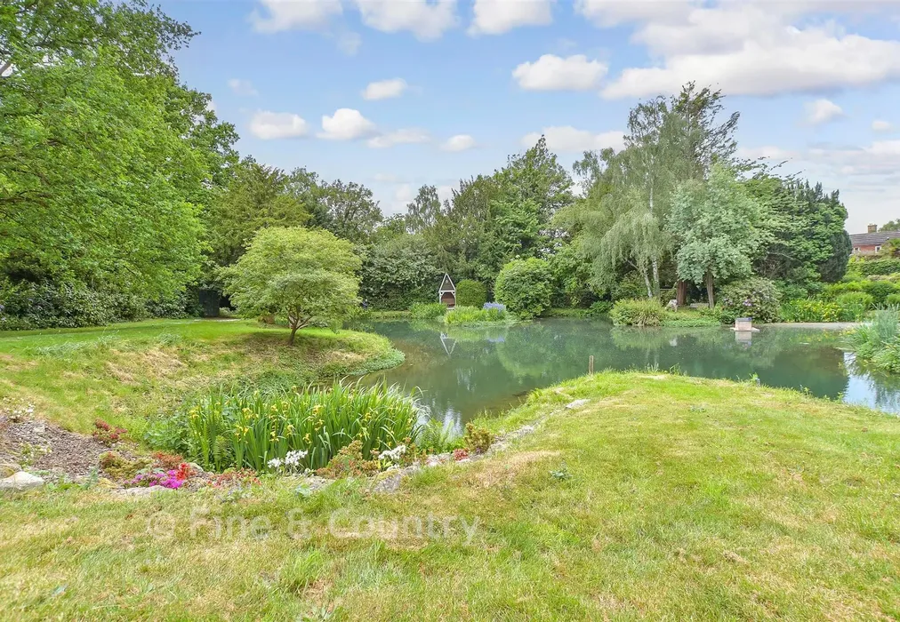 Communal Gardens - High Street, Hadlow, Tonbridge, Kent - Wards of Kent
