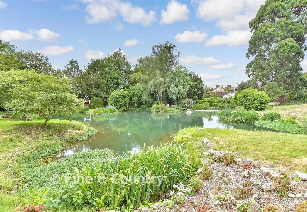 Communal Gardens - High Street, Hadlow, Tonbridge, Kent - Wards of Kent