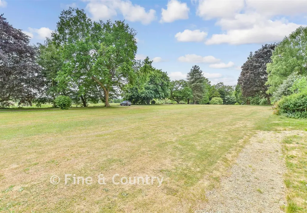 Communal Gardens - High Street, Hadlow, Tonbridge, Kent - Wards of Kent