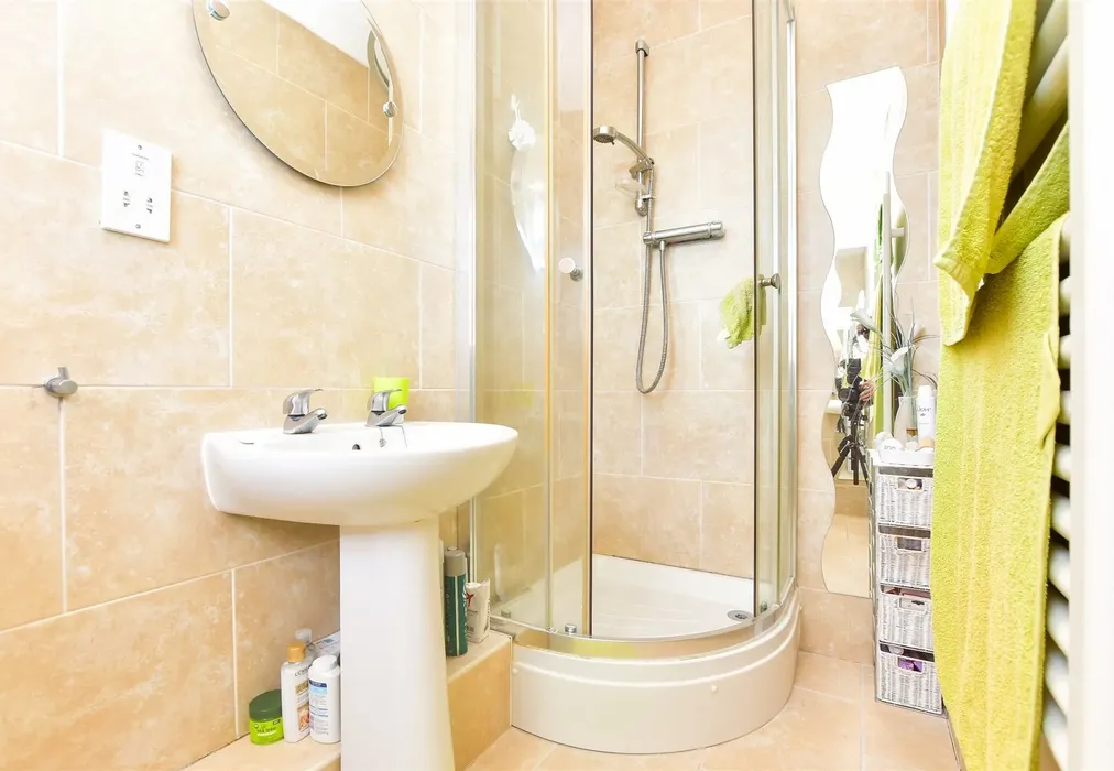 En-Suite - Wilson Grove, Uckfield, East Sussex - Wards of Kent