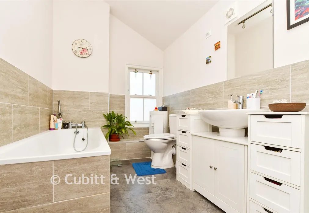 Bathroom - West Street, Dorking, Surrey - Wards of Kent