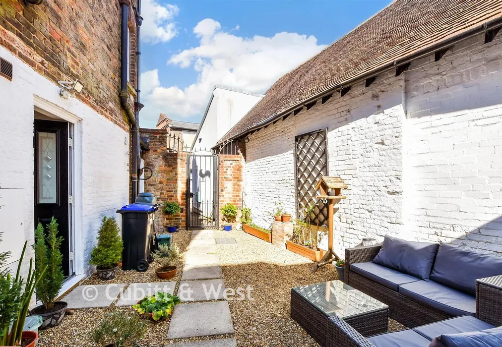 Courtyard Garden - West Street, Dorking, Surrey - Wards of Kent