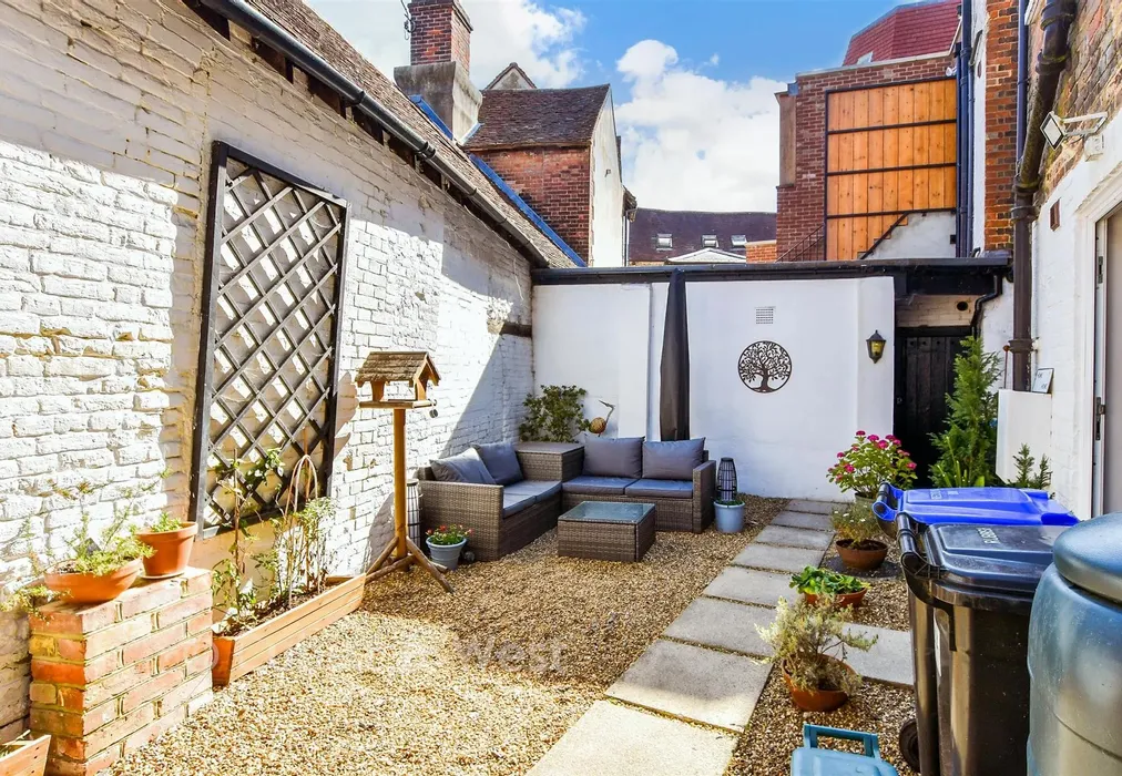 Courtyard Gardens - West Street, Dorking, Surrey - Wards of Kent