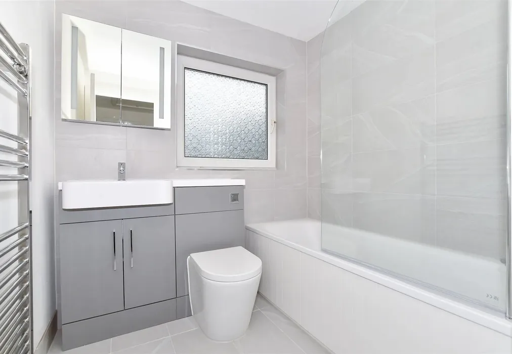 Bathroom - Loose Road, Maidstone, Kent - Wards of Kent