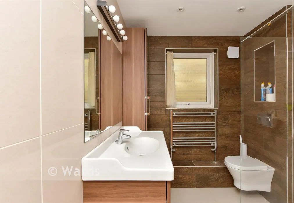 Bathroom - Castle Road, Tankerton, Kent - Wards of Kent