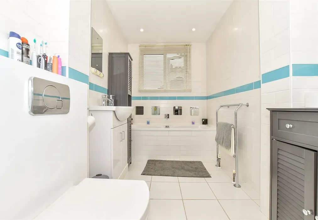 Bathroom - Lawn Road, Tonbridge, Kent - Wards of Kent