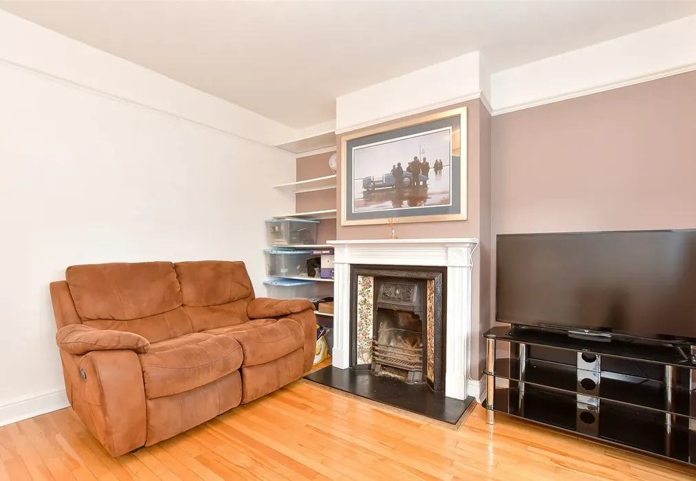 Lounge - Lawn Road, Tonbridge, Kent - Wards of Kent