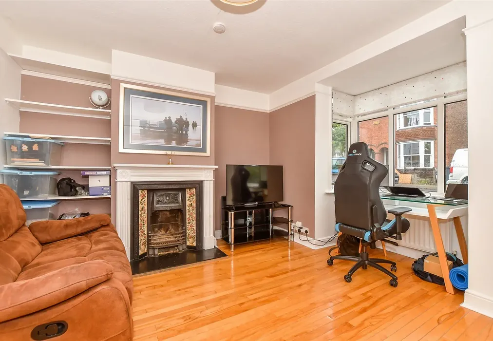 Lounge - Lawn Road, Tonbridge, Kent - Wards of Kent