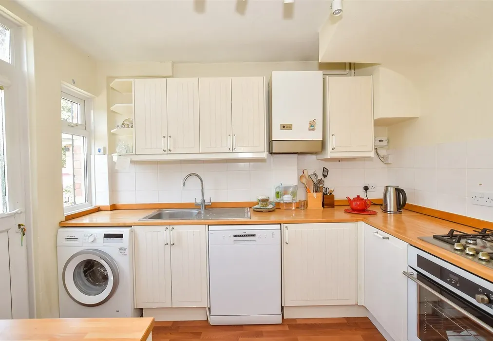 Kitchen - Parkside Avenue, Littlehampton, West Sussex - Wards of Kent