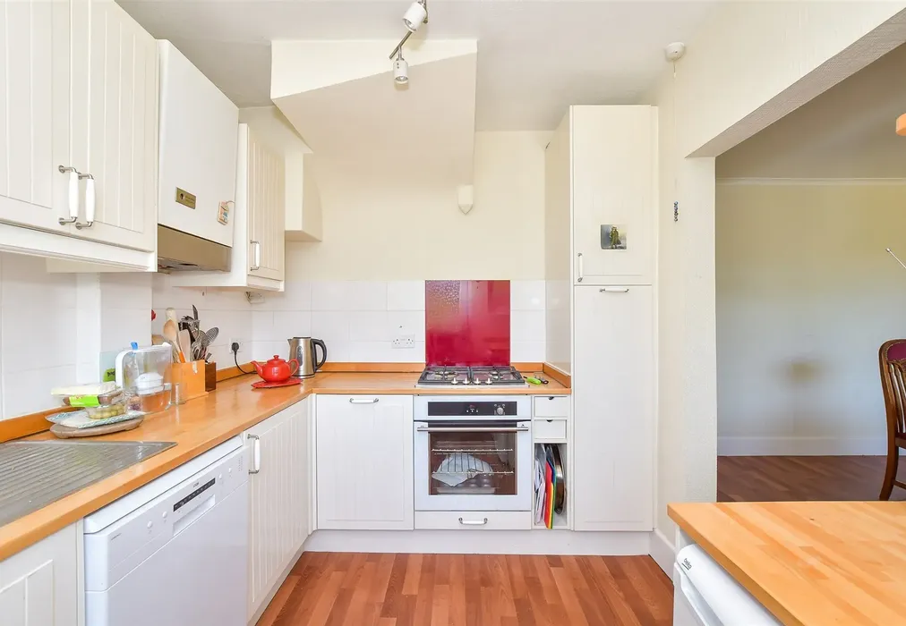 Kitchen - Parkside Avenue, Littlehampton, West Sussex - Wards of Kent