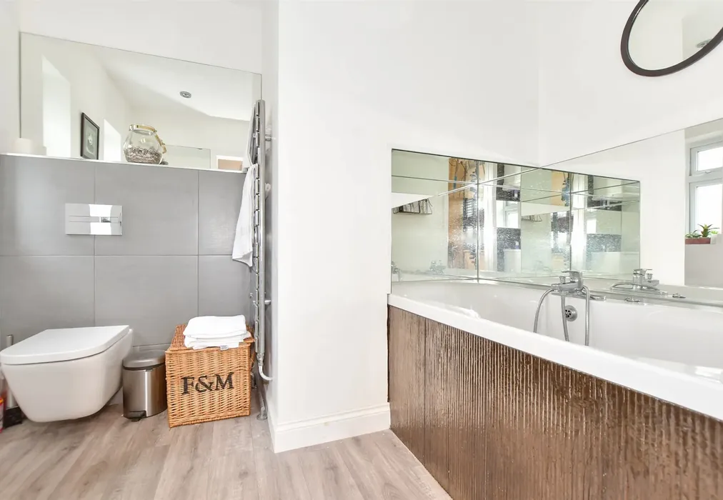 En-Suite - Stanbury Crescent, Folkestone, Kent - Wards of Kent