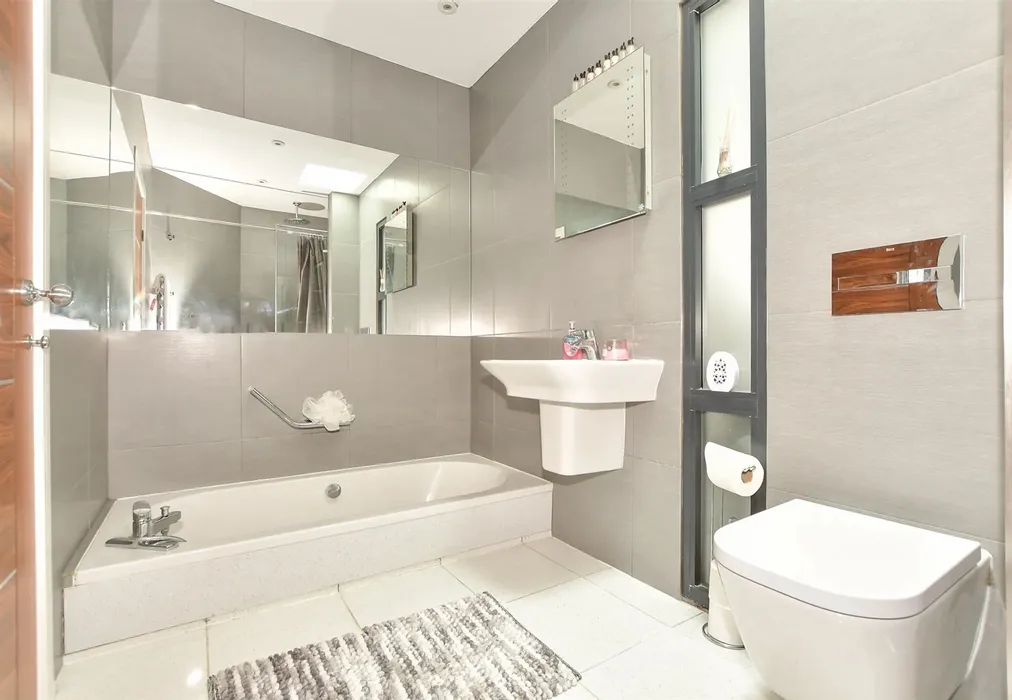 Bathroom - Stanbury Crescent, Folkestone, Kent - Wards of Kent
