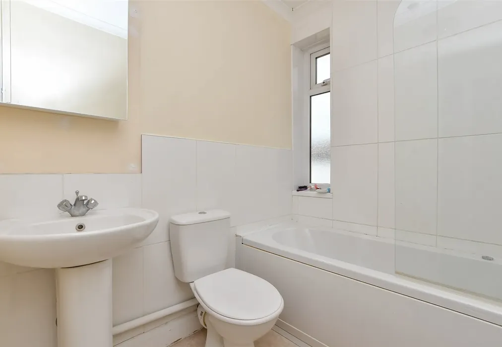 Bathroom - Beaconsfield Road, Canterbury, Kent - Wards of Kent
