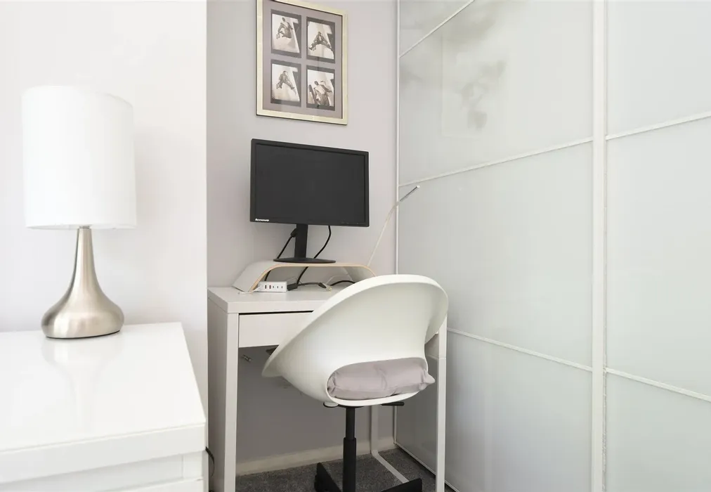 Internal Lifestyle Photograph - Portley Wood Road, Whyteleafe, Surrey - Wards of Kent