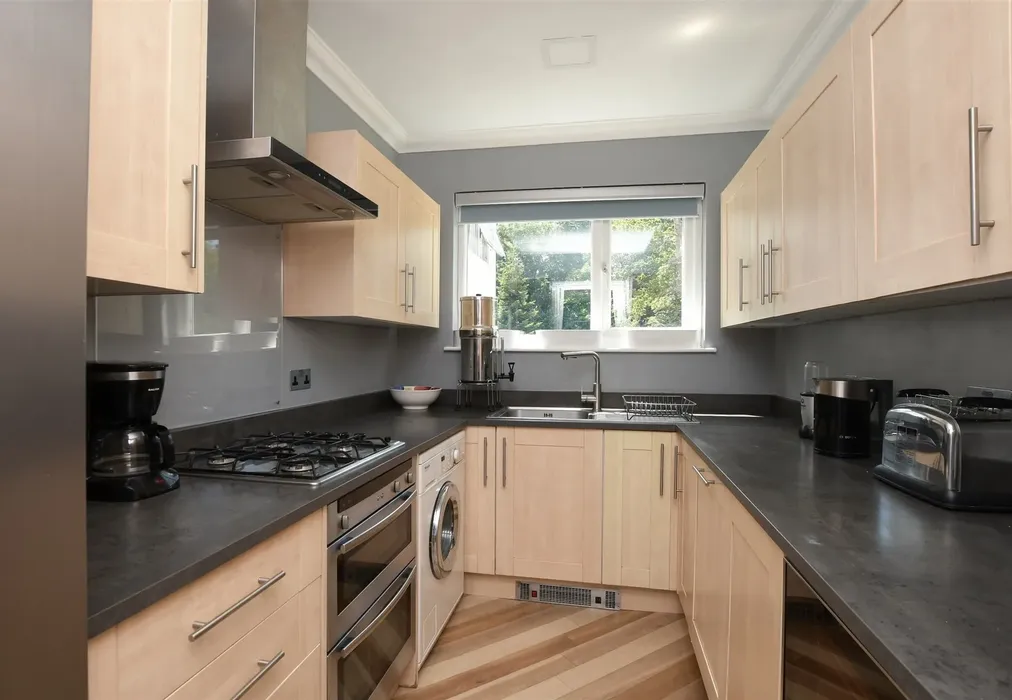 Kitchen - Portley Wood Road, Whyteleafe, Surrey - Wards of Kent