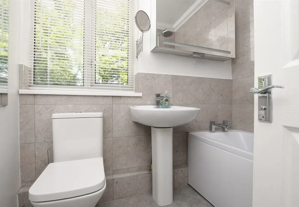 Bathroom - Portley Wood Road, Whyteleafe, Surrey - Wards of Kent